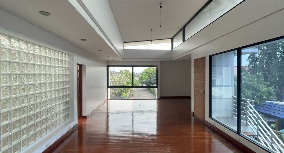 For sale 4 bedrooms house in Lat Phrao, Bangkok