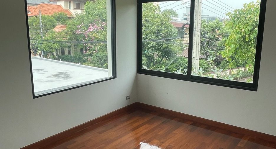 For sale 4 bedrooms house in Lat Phrao, Bangkok