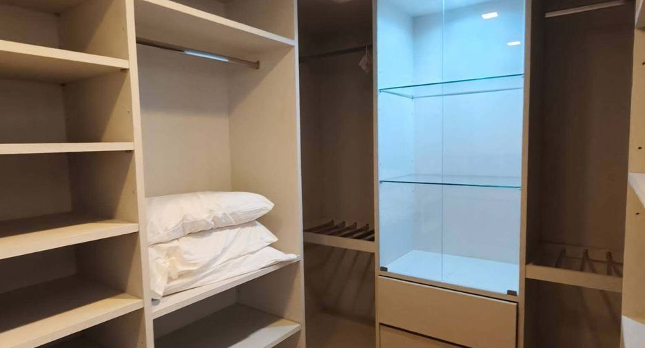 For rent 3 bedrooms condo in Watthana, Bangkok
