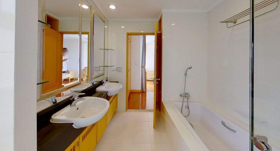 À louer 3 chambres condo à Khlong Toei, Bangkok