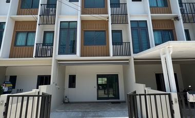 Casa adosada en venta de 3 habitaciones en Prawet, Bangkok