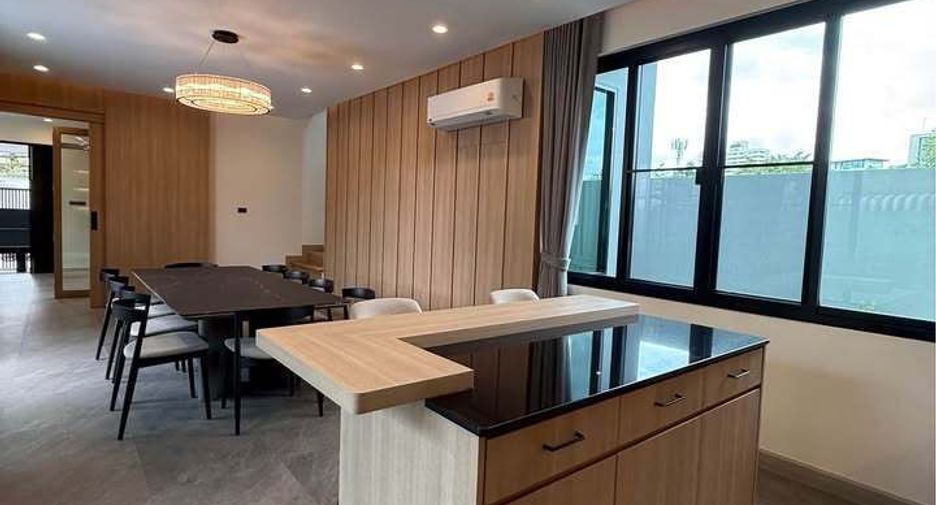 For rent 4 bedrooms house in Phra Khanong, Bangkok