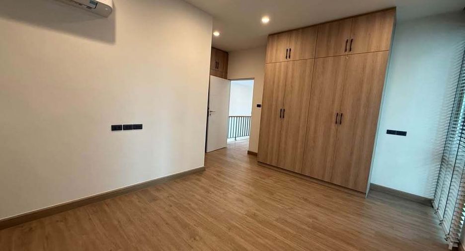 For rent 4 bedrooms house in Phra Khanong, Bangkok