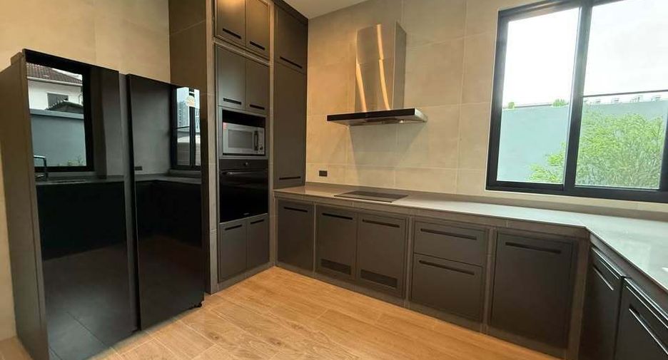 For rent 4 bedrooms house in Phra Khanong, Bangkok