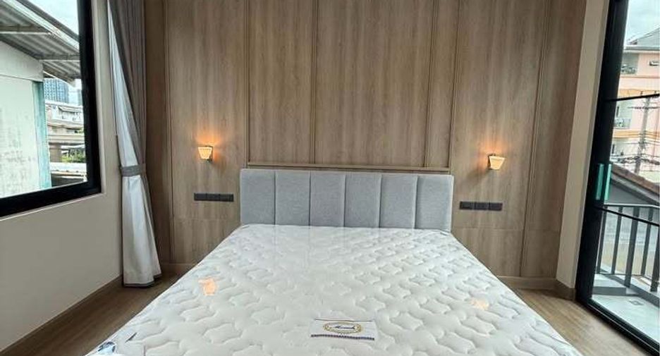 For rent 4 bedrooms house in Phra Khanong, Bangkok
