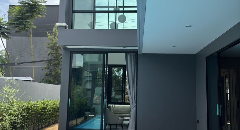 For rent 4 bedrooms house in Phra Khanong, Bangkok