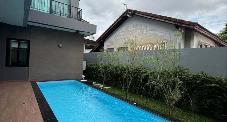 For rent 4 bedrooms house in Phra Khanong, Bangkok