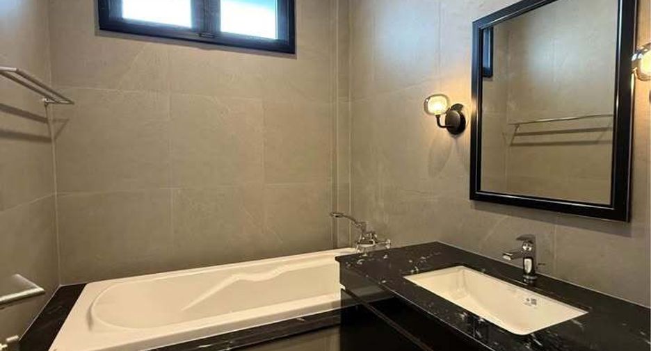 For rent 4 bedrooms house in Phra Khanong, Bangkok