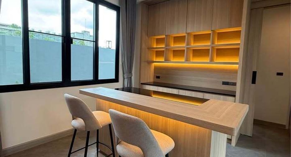 For rent 4 bedrooms house in Phra Khanong, Bangkok
