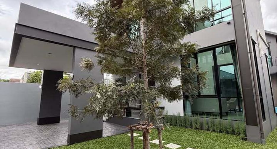 For rent 4 bedrooms house in Phra Khanong, Bangkok