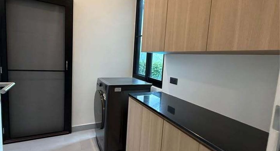 For rent 4 bedrooms house in Phra Khanong, Bangkok
