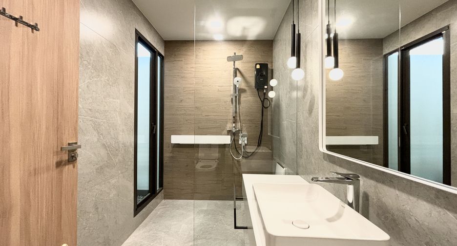 Casa en alquiler de 4 habitaciones en Bang Phli, Samut Prakan
