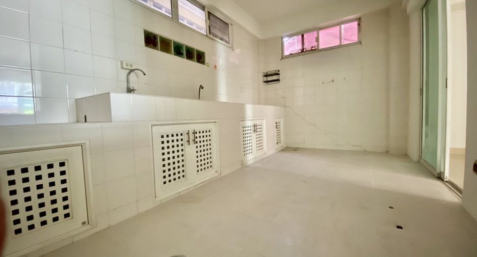 For sale 4 bedrooms house in Bang Khun Thian, Bangkok