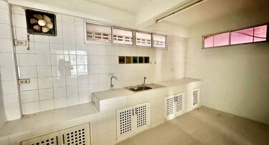 For sale 4 bedrooms house in Bang Khun Thian, Bangkok