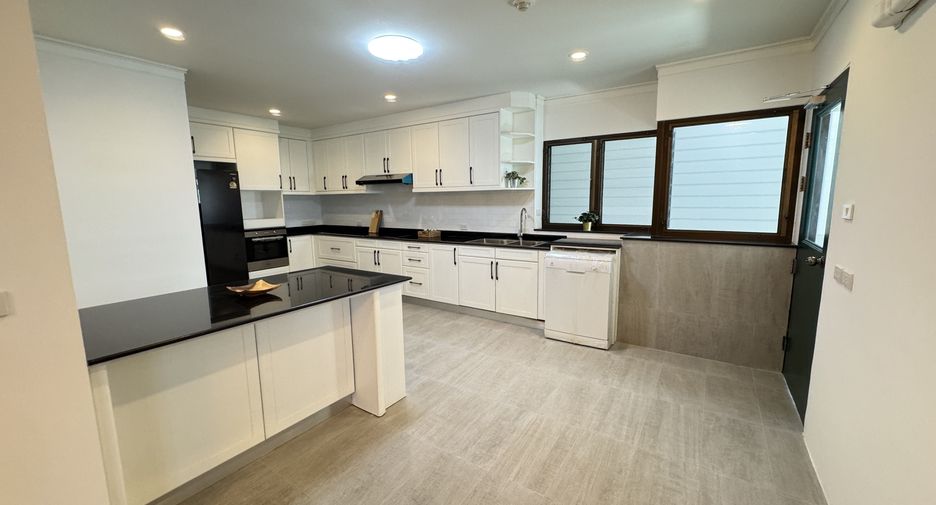 For rent 4 bedrooms apartment in Khlong Toei, Bangkok