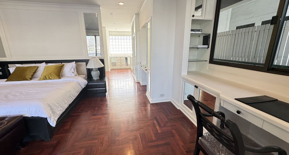 For rent 4 bedrooms apartment in Khlong Toei, Bangkok