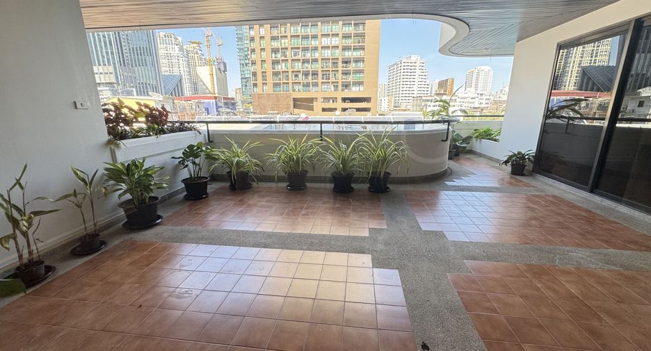 For rent 4 bedrooms apartment in Khlong Toei, Bangkok