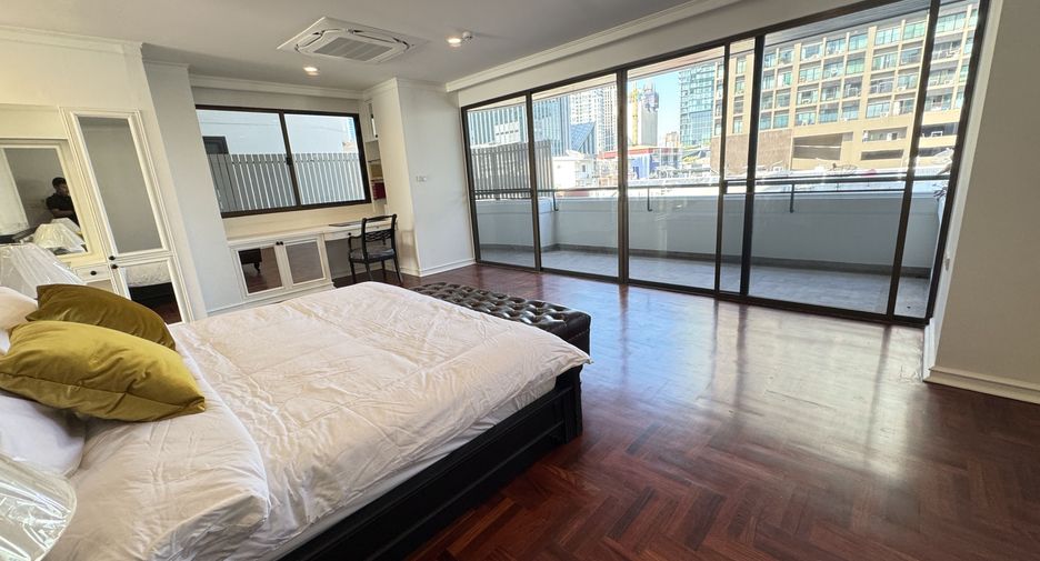 For rent 4 bedrooms apartment in Khlong Toei, Bangkok