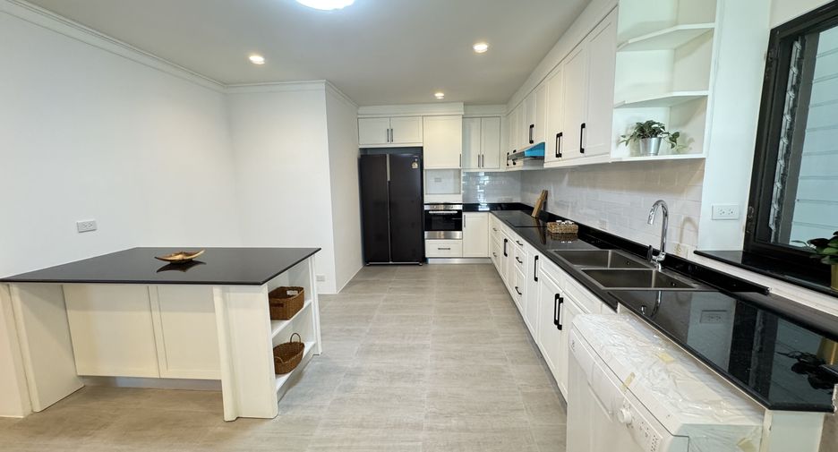 For rent 4 bedrooms apartment in Khlong Toei, Bangkok