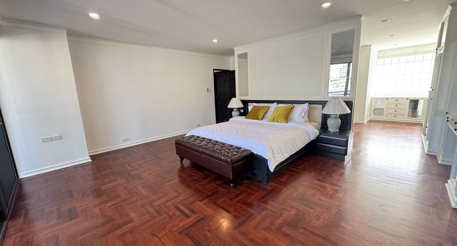 For rent 4 bedrooms apartment in Khlong Toei, Bangkok