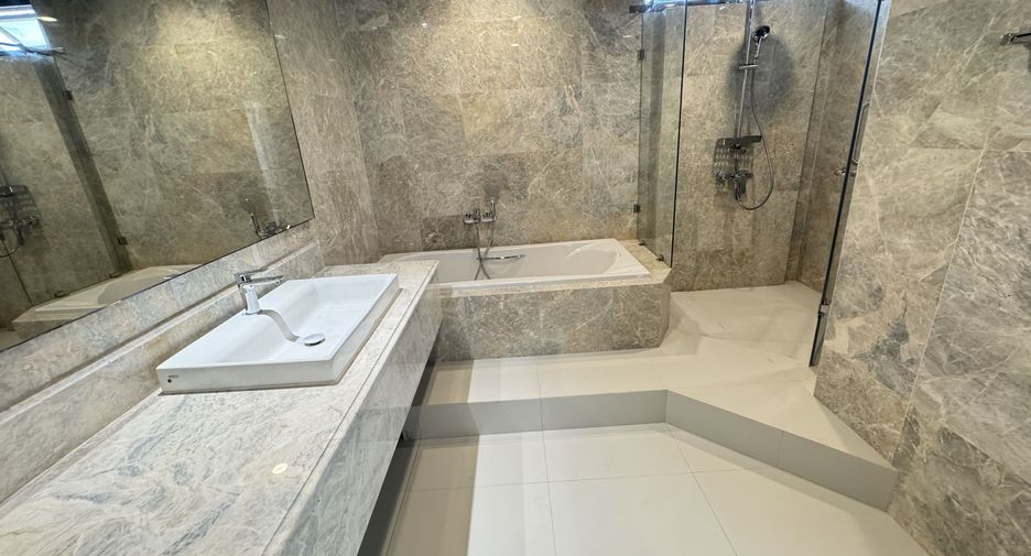 For rent 4 bedrooms apartment in Khlong Toei, Bangkok
