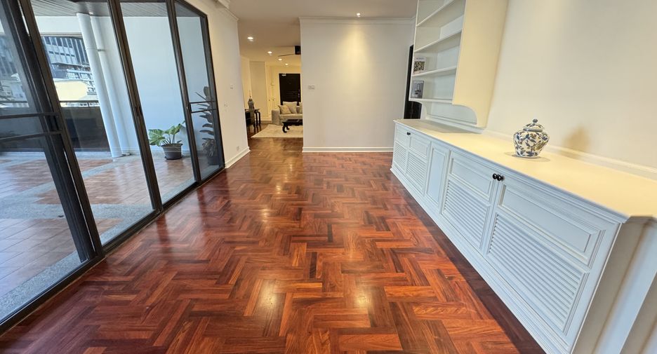 For rent 4 bedrooms apartment in Khlong Toei, Bangkok