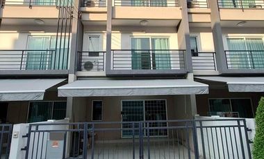 Casa adosada en venta y en alquiler de 3 habitaciones en Suan Luang, Bangkok