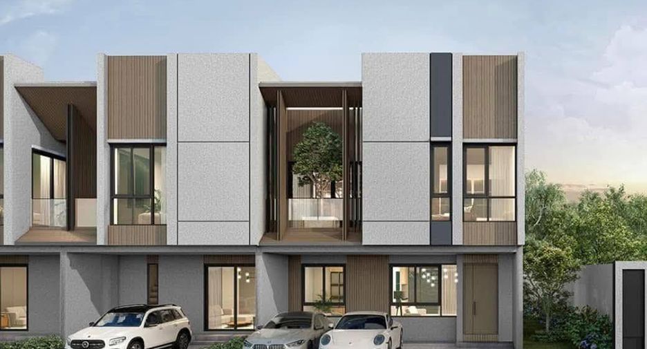 For rent 4 bedrooms townhouse in Bang Kapi, Bangkok