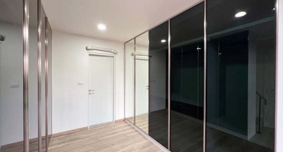 Casa adosada en venta de 3 habitaciones en Yan Nawa, Bangkok