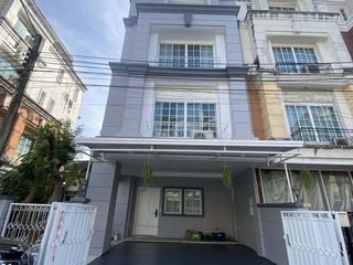For rent 4 bedrooms townhouse in Bang Na, Bangkok