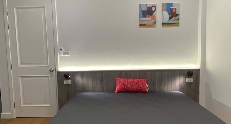 For rent 4 bedrooms townhouse in Bang Na, Bangkok