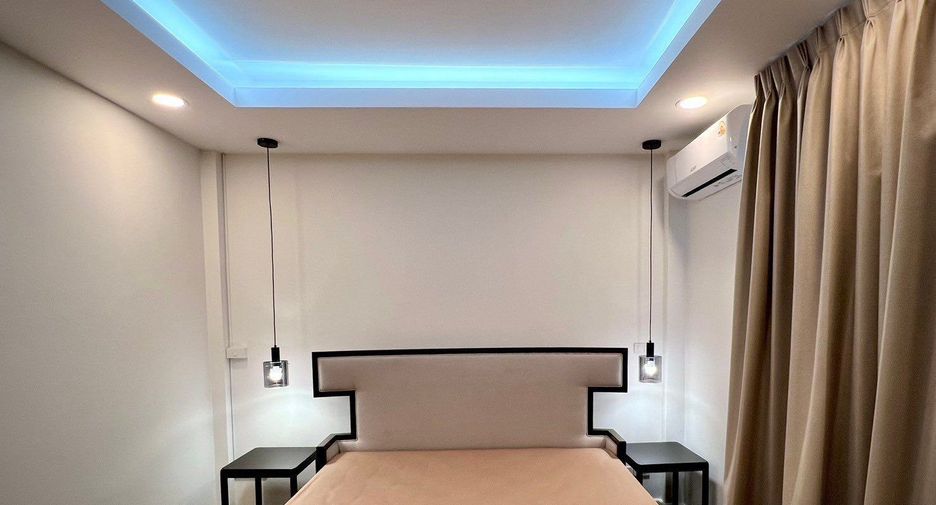 For rent 4 bedrooms townhouse in Bang Na, Bangkok