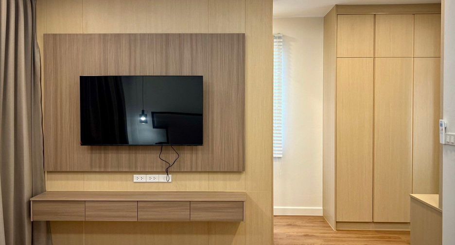 For rent 4 bedrooms townhouse in Bang Na, Bangkok
