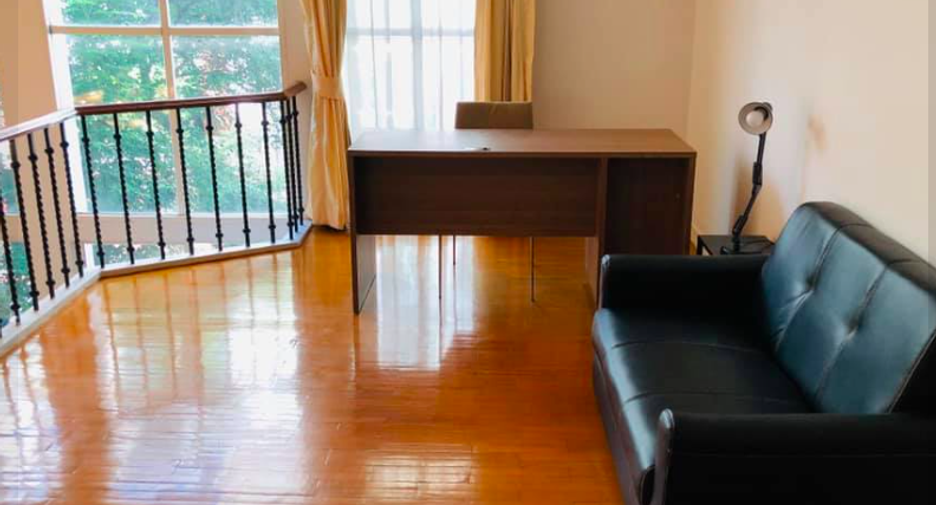 For rent 4 bedrooms townhouse in Watthana, Bangkok