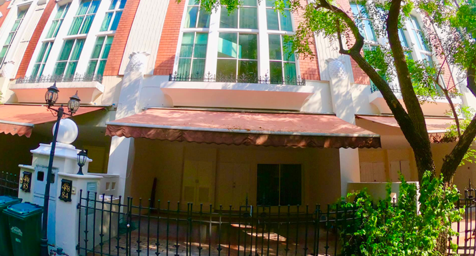 For rent 4 bedrooms townhouse in Watthana, Bangkok