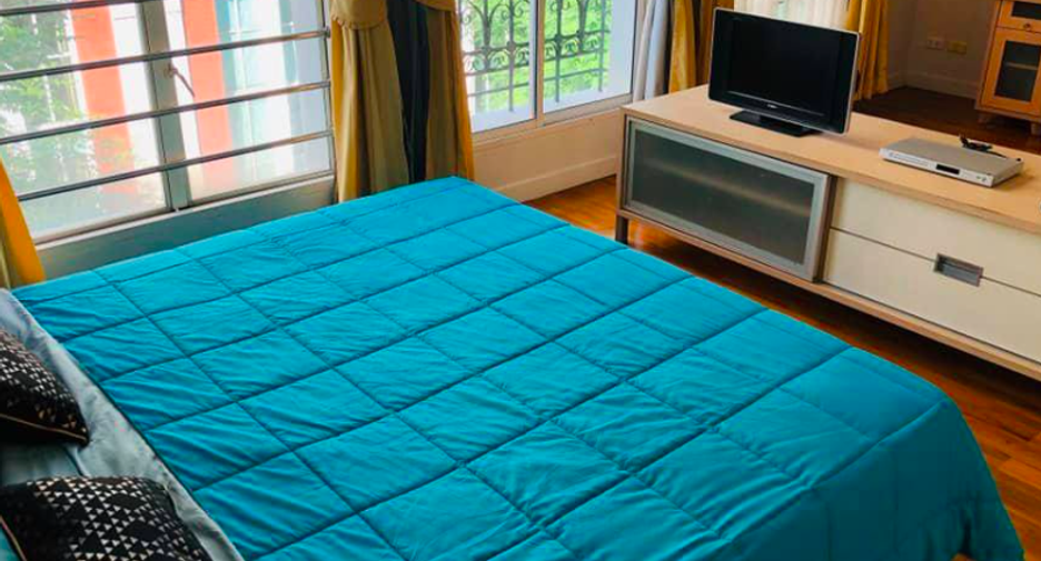 For rent 4 bedrooms townhouse in Watthana, Bangkok