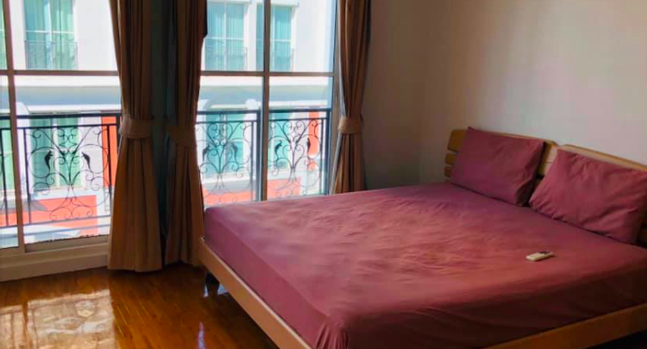 For rent 4 bedrooms townhouse in Watthana, Bangkok