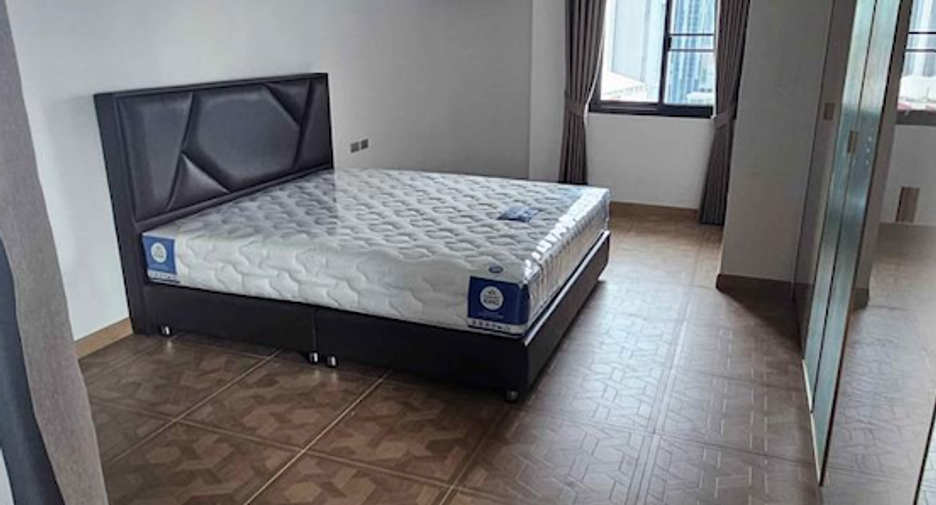 For sale 3 bedrooms condo in Khlong Toei, Bangkok