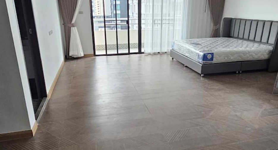 For sale 3 bedrooms condo in Khlong Toei, Bangkok