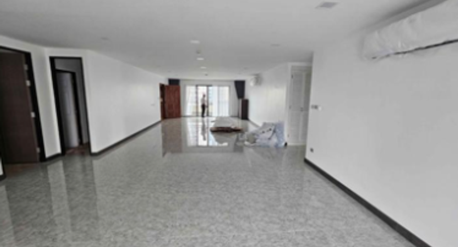 For sale 3 bedrooms condo in Khlong Toei, Bangkok