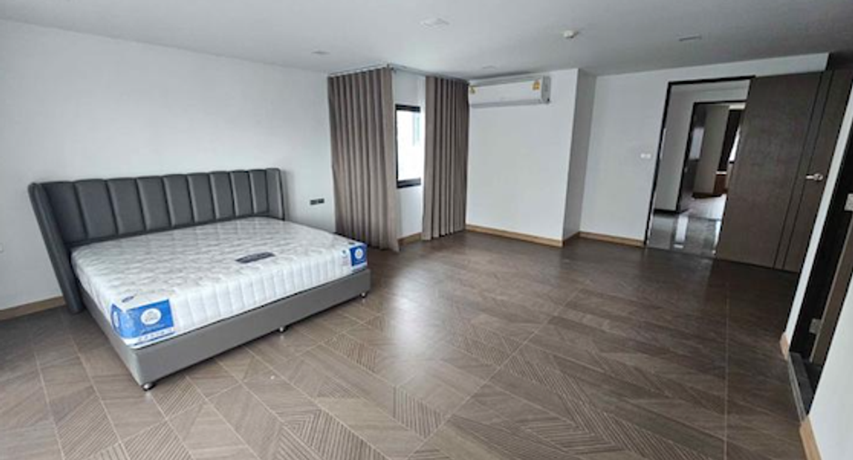 For sale 3 bedrooms condo in Khlong Toei, Bangkok
