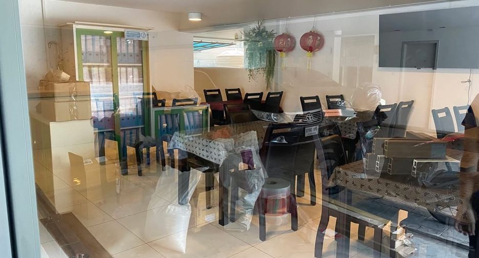 Casa adosada en venta y en alquiler de 12 habitaciones en Bang Phli, Samut Prakan