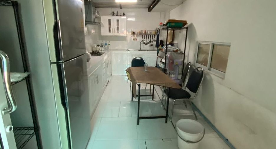 Casa adosada en venta y en alquiler de 12 habitaciones en Bang Phli, Samut Prakan