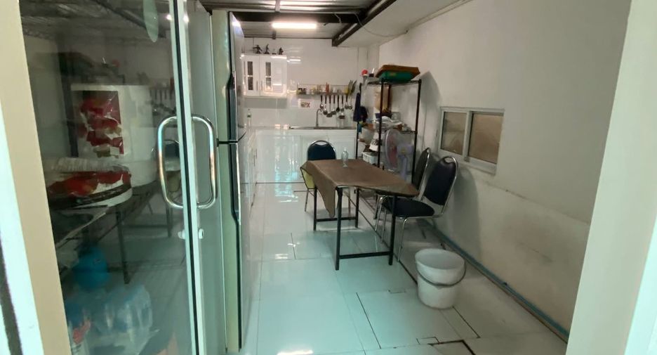 Casa adosada en venta y en alquiler de 12 habitaciones en Bang Phli, Samut Prakan