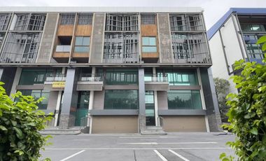 Casa adosada en venta y en alquiler de 12 habitaciones en Bang Phli, Samut Prakan