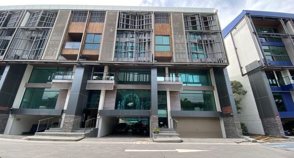Casa adosada en venta y en alquiler de 12 habitaciones en Bang Phli, Samut Prakan