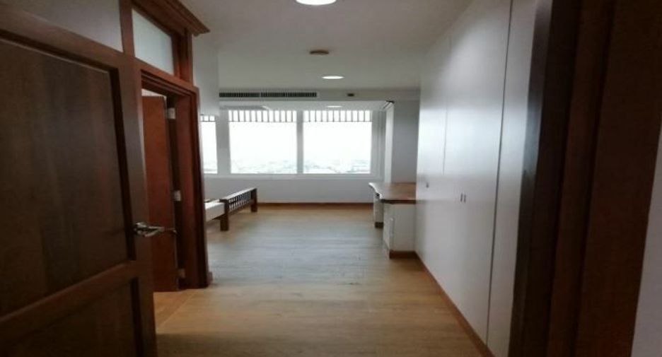 For rent 3 bedrooms condo in Bang Rak, Bangkok