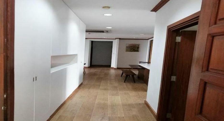 For rent 3 bedrooms condo in Bang Rak, Bangkok