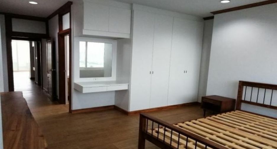 For rent 3 bedrooms condo in Bang Rak, Bangkok
