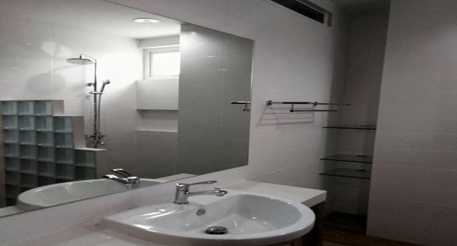 For rent 3 bedrooms condo in Bang Rak, Bangkok